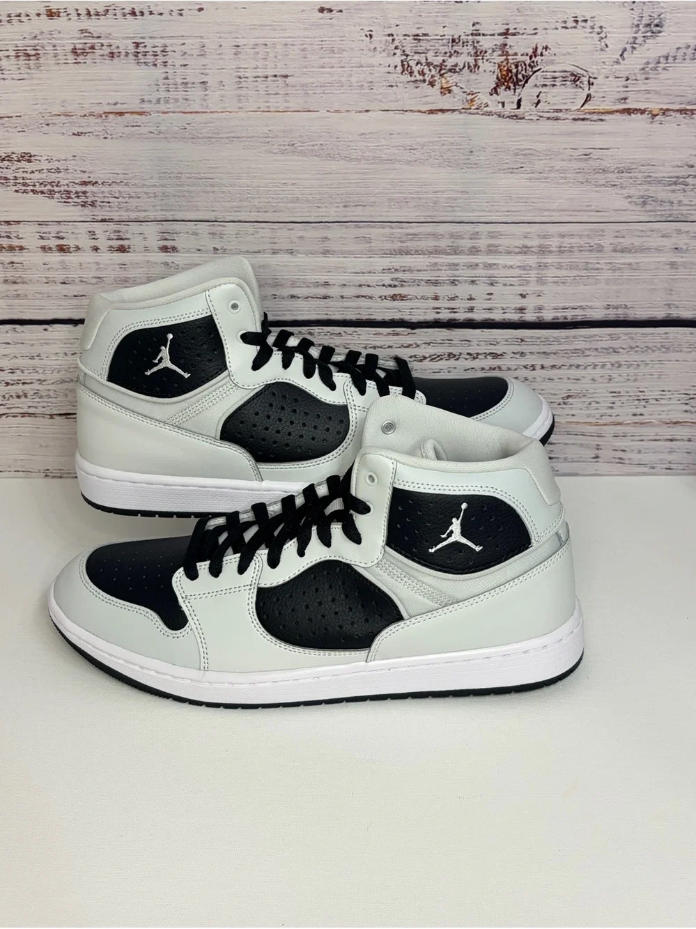New Nike Jordan Men’s High-Top Sneakers in Black and White Size 11